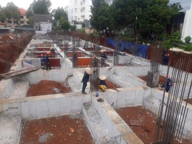 Móng băng là loại móng được sử dụng để chịu tải cho nhiều cột hoặc tường trong một công trình, với thiết kế giống như một dải băng chạy dài, phân phối lực đều trên diện rộng.
