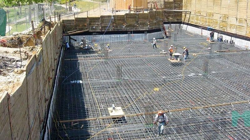 Móng bè là loại móng có diện tích rộng và phẳng, được thi công toàn bộ dưới toàn bộ công trình hoặc một phần lớn của công trình để phân phối tải trọng đều xuống đất nền.