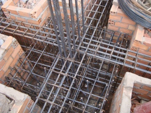 Móng cọc là loại móng được sử dụng để truyền tải trọng từ công trình xuống lớp đất nền sâu hơn thông qua các cọc bê tông hoặc thép