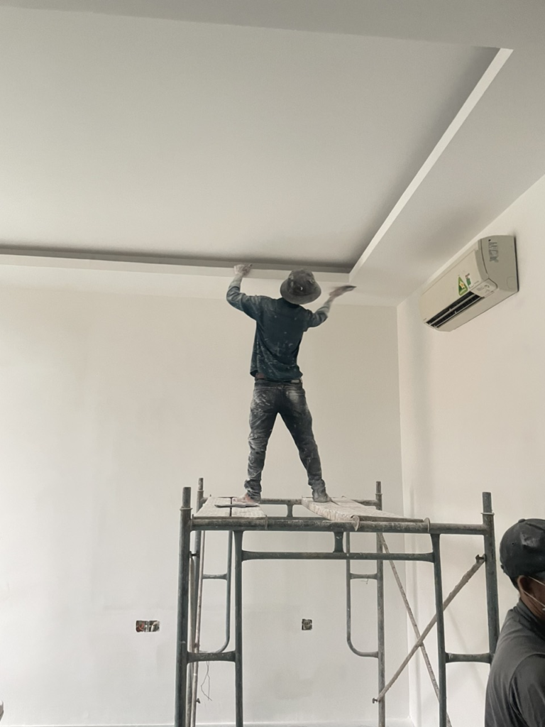 Xây nhà phần hoàn thiện là giai đoạn tiếp theo sau phần thô trong quá trình xây dựng nhà. Giai đoạn này bao gồm tất cả các công việc để hoàn thiện và trang trí ngôi nhà, giúp ngôi nhà trở nên sử dụng được, có thẩm mỹ và đáp ứng nhu cầu sinh hoạt của gia đình.